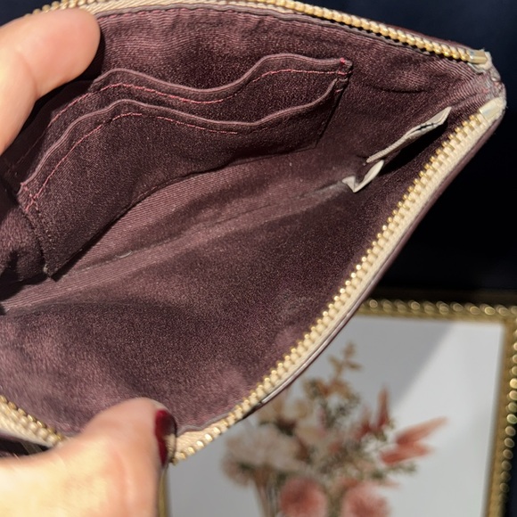 🤍Coach Signature Embossed Patent Leather
Corner Zip Wristlet Clutch - Picture 6 of 8